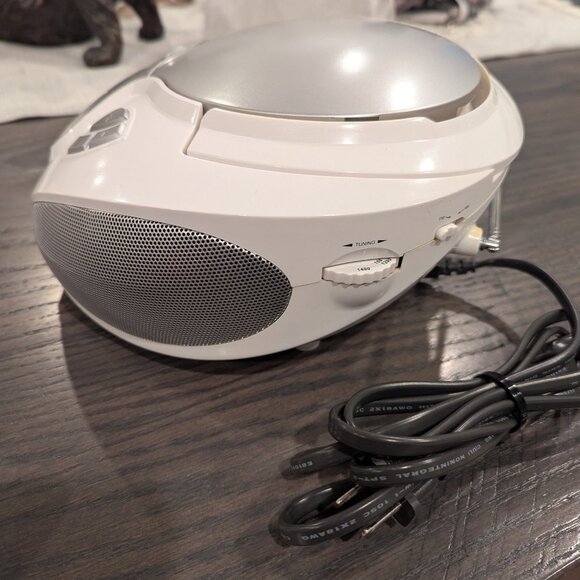 GPX BC111W Boombox CD Player AM/FM Radio AC/DC Dual Power Audio In Mp3 iPhones - Picture 5 of 9